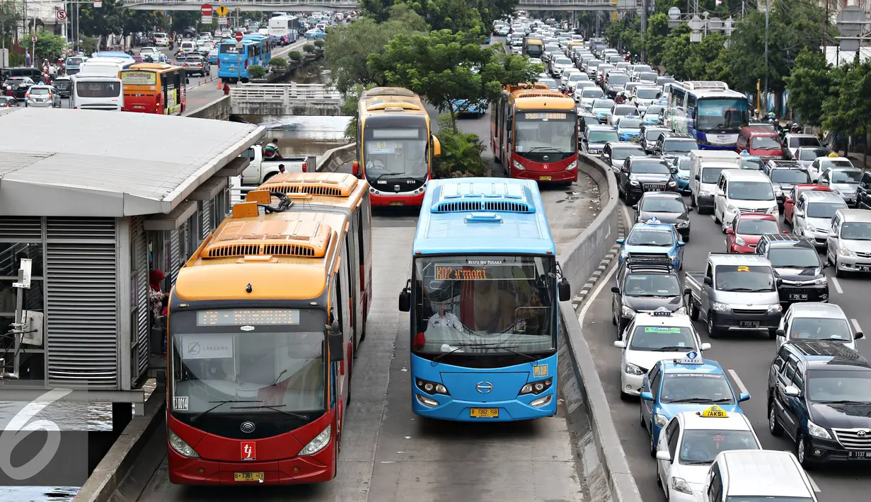 Bus Transjakarta mengangkut penumpang di Halte Harmoni, Jakarta (19/4). Beroperasinya 247 bus di Koridor I, Dirut PT Transjakarta Budi Kaliwono memprediksi jarak kedatangan bus setiap halte membutuhkan waktu 30 detik. (Liputan6.com/Immanuel Antonius)
