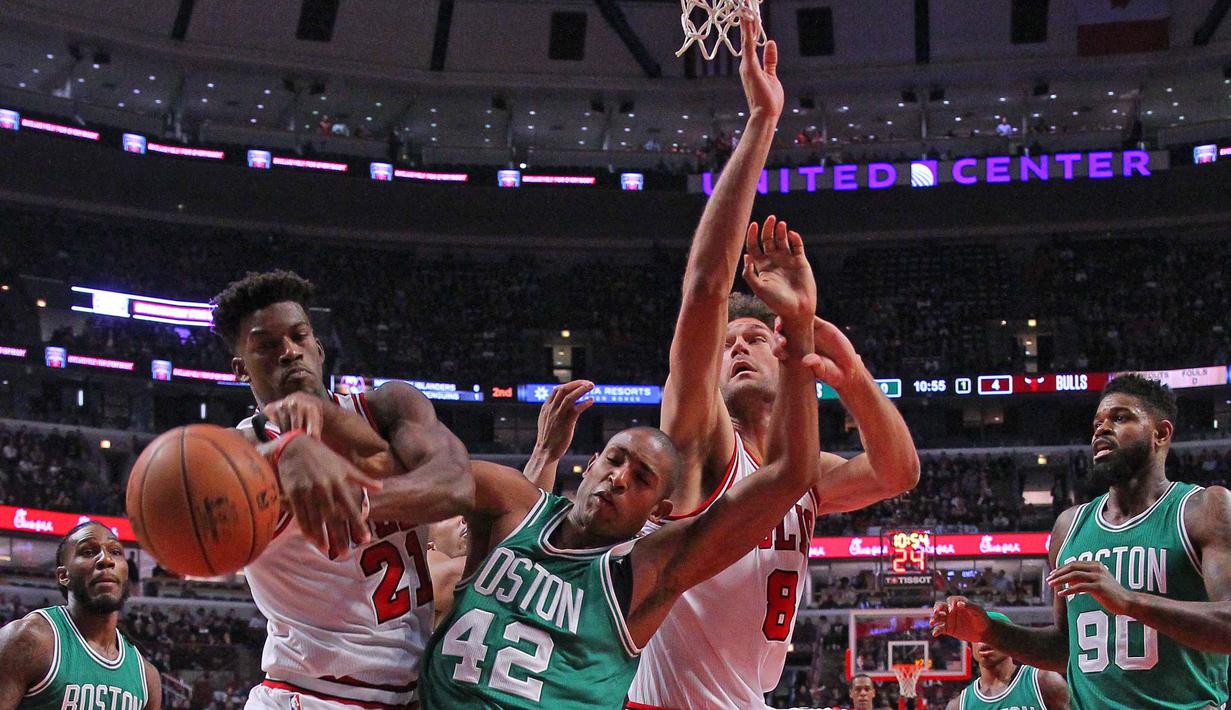 Chicago Bulls guard, Jimmy Butler (kiri) dan center Robin Lopez (kanan) berebut bola dengan Boston Celtics center, Al Horford (tengah) pada laga NBA di United Center, Chicago, Jumat (28/10/2016) WIB.  (Reuters/Dennis Wierzbicki-USA TODAY Sports)