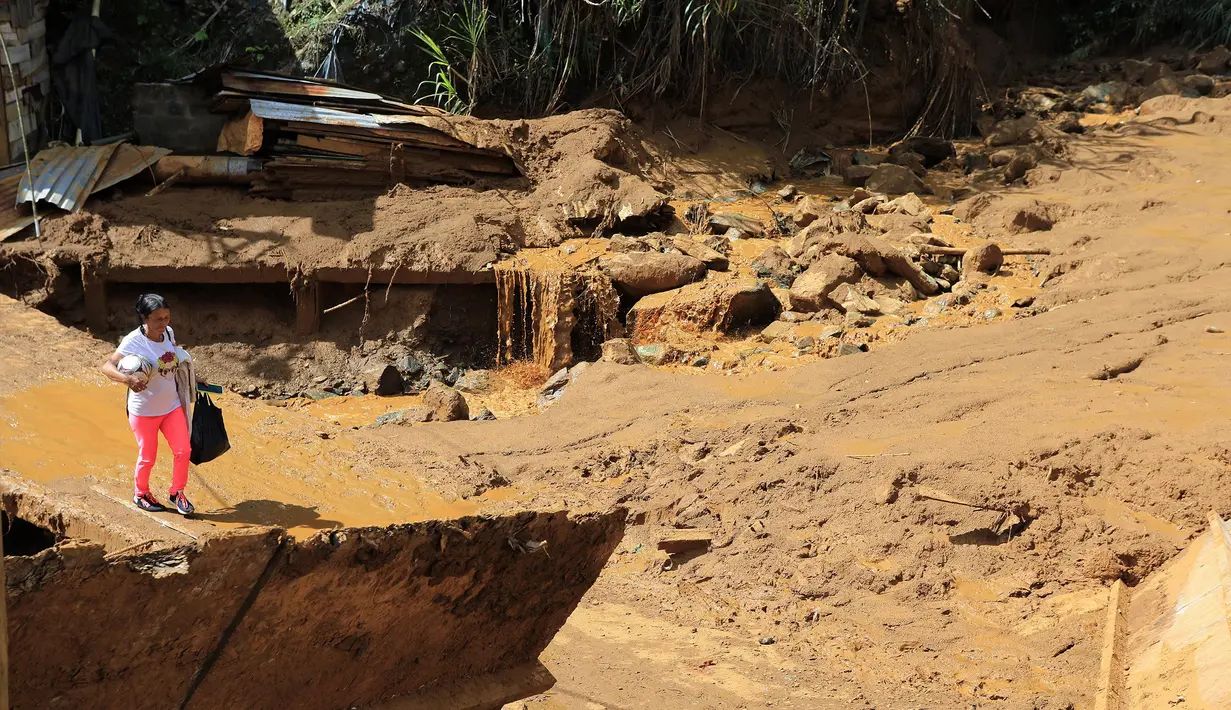 Hujan lebat sepanjang malam pada 24 Juni 2025 memicu longsor dan banjir di Kota Bello dan Medellin. (JAIME SALDARRIAGA/AFP)
