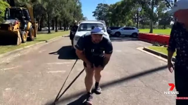 Maraton sambil tarik truk 1,6 ton