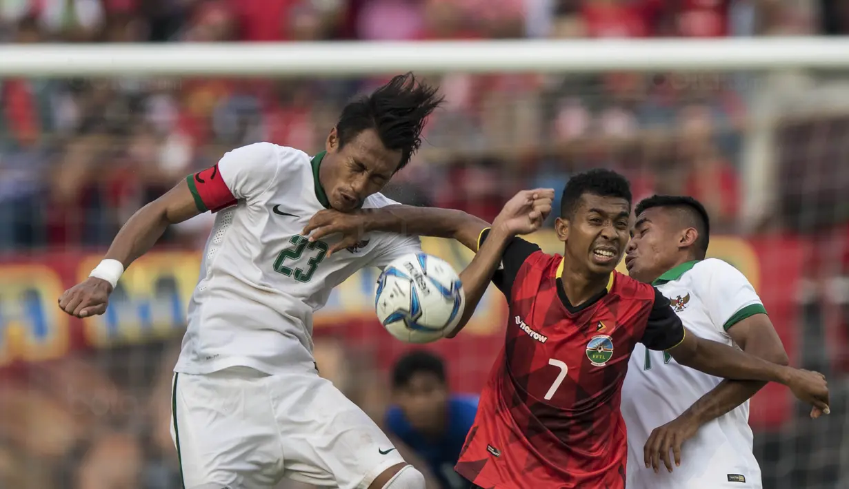 Kapten Timnas Indonesia, Hansamu Yama, duel udara dengan pemain Timor Leste pada laga SEA Games di Stadion MPS, Selangor, Minggu (20/8/2017). Indonesia menang 1-0 atas Timor Leste. (Bola.com/Vitalis Yogi Trisna)