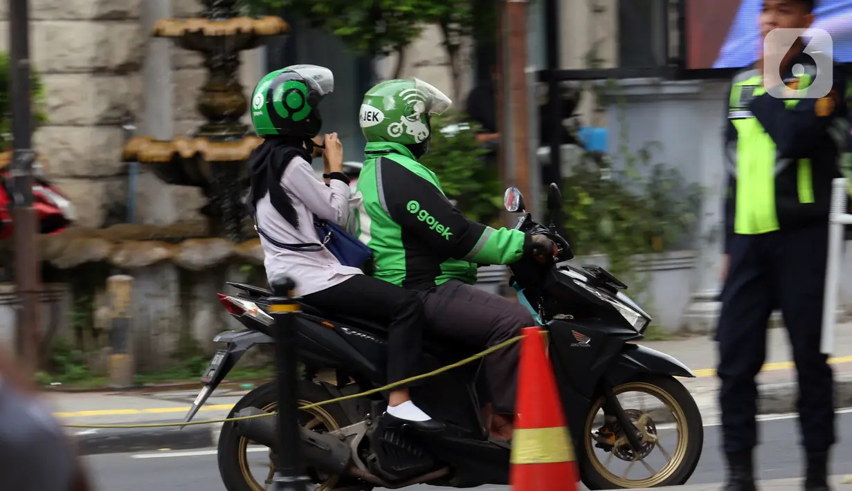 Pengemudi ojek online membawa penumpang di Jakarta, Selasa (10/3/2020). Tarif batas bawah (TBB) ojek online naik Rp 250 per kilometer dan tarif batas atas (TBA) naik Rp 150 per kilometer. (Liputan6.com/Angga Yuniar)