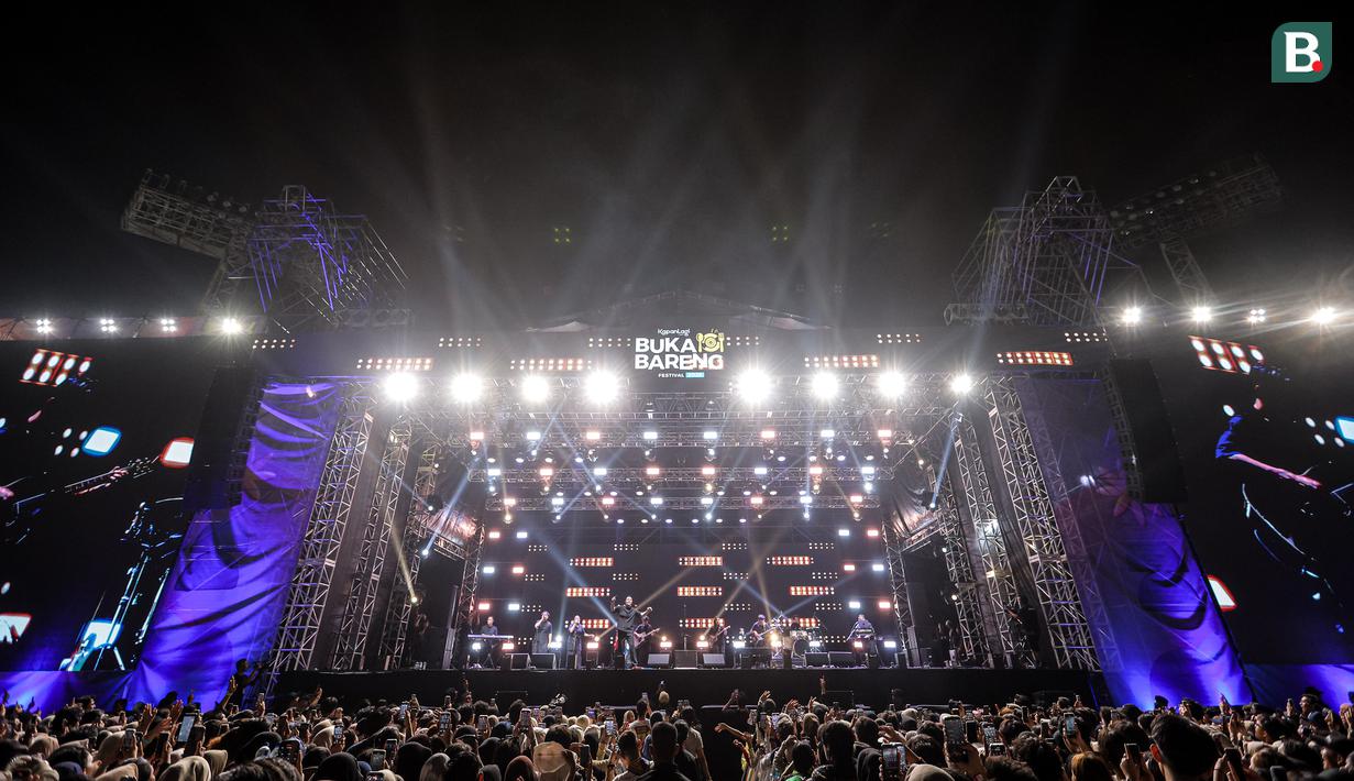 Suasana Kapanlagi Buka Bareng (KLBB) 2026 saat penampilan dari Tulus yang berlangsung di Stadion Madya, Senayan, Jakarta, Minggu (01/03/2026). (Bola.com/Bagaskara Lazuardi)