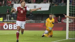 Penyerang Austria, Andreas Weimann berselebrasi usai mencetak gol ke gawang Prancis pada pertandingan grup A1 UEFA Nations League di Stadion Ernst Happel di Wina, Austria, Sabtu (11/6/2022). Prancis bermain imbang atas Austria 1-1. (AP Photo/Michael Gruber)