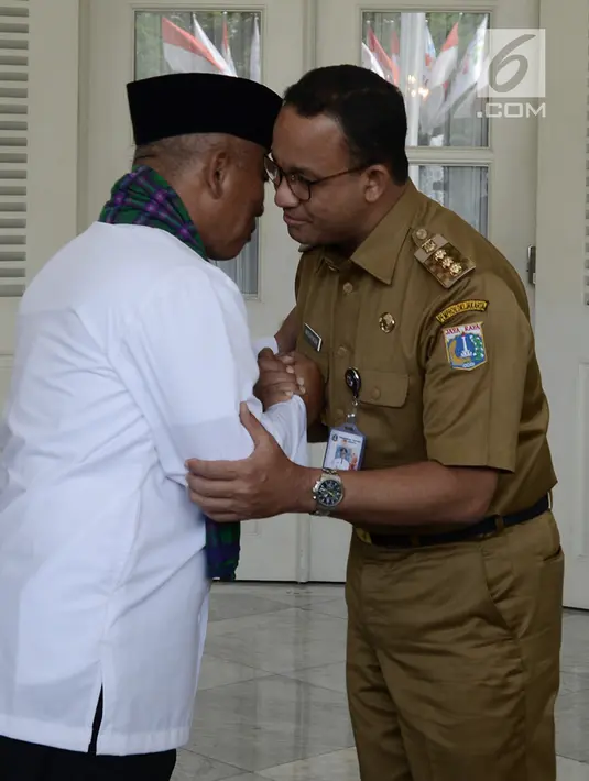 Gubernur DKI Jakarta Anies Baswedan menyambut Wali Kota Bekasi Rahmat Effendi di Balai Kota, Jakarta, Senin (22/10). Kedatangan Rahmat Effendi untuk membahas permasalahan sampah di Bantargebang, Kota Bekasi.  (Merdeka.com/Iqbal S. Nugroho)
