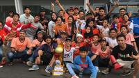 The Jakmania membawa replika trofi Liga 1 jelang laga Persija Jakarta kontra Mitra Kukar di Stadion Utama Gelora Bung Karno, Minggu (9/12/2018). (Bola.com/Benediktus Gerendo Pradigdo).
