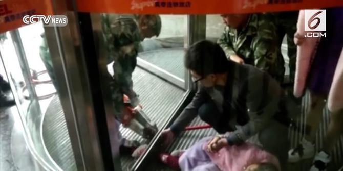 VIDEO: Kaki Anak Kecil Terjepit Pintu Putar Hotel