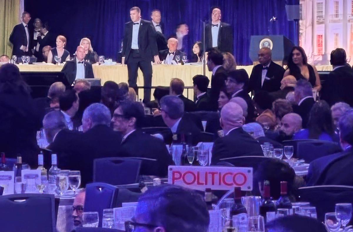 FOTO: Trump Dievakuasi Saat Tembakan Terdengar di Acara WHCA