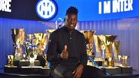 Andre Onana. Kiper Kamerun berusia 26 tahun ini baru saja didatangkan Inter Milan secara gratis dari Ajax Amsterdam yang telah 6 musim dibelanya untuk mengarungi musim 2022/2023 dan terikat kontrak hingga Juni 2027. Kiper yang diplot untuk melapis Samir Handanovic yang mulai dimakan usia ini total tampil dalam 212 laga di semua ajang bersama Ajax selama 6 musim dengan torehan 85 kali clean sheet dan kebobolan 192 gol. (inter.it)