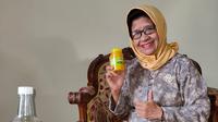 Roos Nurningsih (70 tahun) seorang wanita pengusaha jamu di kota Malang yang mengisi masa pensiunnya dengan menjual produk jamu buatannya sendiri.