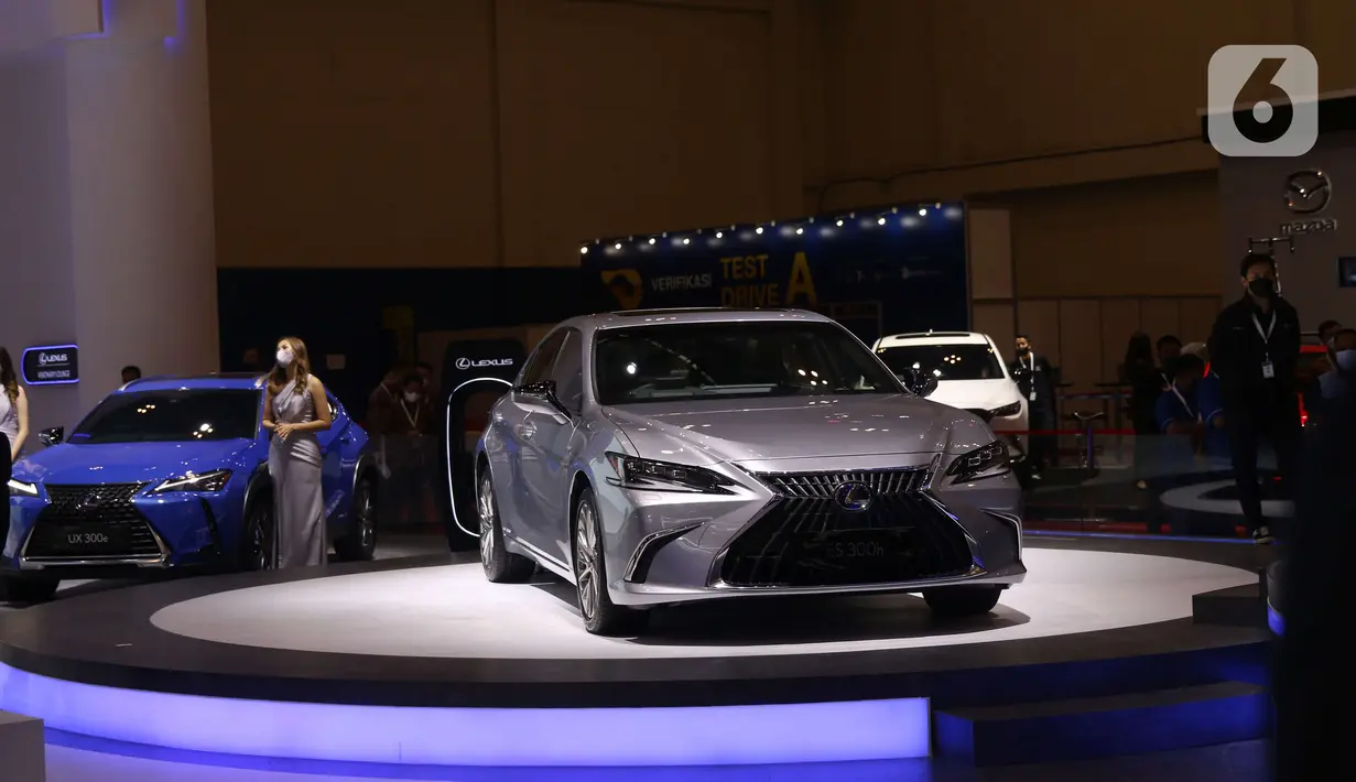 Mobil-mobil Lexus pada pameran otomotif Gaikindo Indonesia International Auto Show (GIIAS) 2021 di ICE BSD, Banten, Kamis (11/11/2021). Digelar selama 10 hari hingga 21 November 2021, pameran otomotif tahunan ini diikuti oleh 21 merek kendaraan. (Liputan6.com/Angga Yuniar)