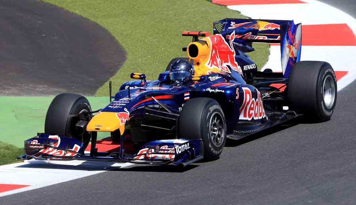 2010-2019: Era 2010an menjadi masa keemasan dari pembalap-pembalap F1 yang kita kenal sekarang namun sudah menjadi veteran. Mulai dari Sebastian Vettel, Lewis Hamilton, Valtteri Bottas, Fernando Alonso, Nico Rosberg, Sergio Perez, Daniel Ricciardo, Carlos Sainz, hingga Sergio Perez. Pada 2017, teknologi Safety bernama "Halo" disematkan sebagai roll bar pelindung pembalap. Kehadiran Halo ini membuat mobil F1 terlihat seperti "sandal jepit". (Foto: RedBull RB6/Source: snaplap.net)