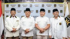 Bakal cagub dan cawagub Jawa Barat, Mayjen (Purn) Sudrajat - Ahmad Syaikhu serta bakal cagub dan cawagub Kalimantan Timur, Isran Noor - Hadi Mulyadi yang diusung Gerindra, PKS dan PAN di kantor DPP PKS, Jakarta, Rabu (27/12). (Liputan6.com/Faizal Fanani)