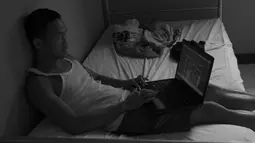 Saat jauh dari keluarga dan berlatih di Bali, Daud Yordan selain berlatih lebih memilih menghabiskan waktu di kamar menonton rekaman-rekaman pertandingan tinju. (Bola.com/Vitalis Yogi Trisna)