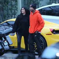 Kebersaman Kylie Jenner dan Tyga dibawah rintik hujan. (Foto: Dailymail)
