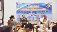 Bupati Lumajang Thoriqul Haq (Kanan) memberikan arahan dalam sosialisasi pembangunan jaringan gas  bumi untuk rumah tangga dari Kementerian ESDM (Istimewa)