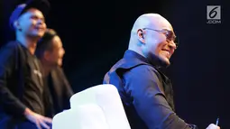 Ekspresi Deddy Corbuzier saat mendapat roasting dari komika Pandji Pragiwaksono di Jakarta Internasional Comedy Festival (JICOMFEST) 2019 di JIExpo, Kemayoran, Jakarta, Sabtu (3/8/2019). Selain Deddy, komika dan komedian terkemuka juga meramaikan JICOMFEST 2019. (Bola.com/Peksi Cahyo Priambodo)