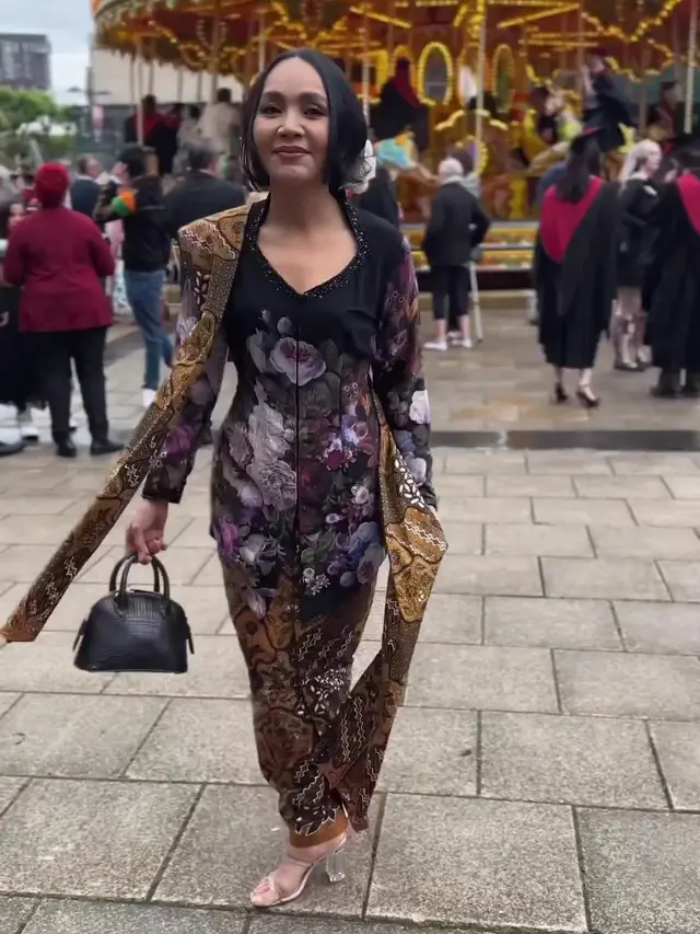 [Fimela] Dewi Gita Berkebaya di Inggris