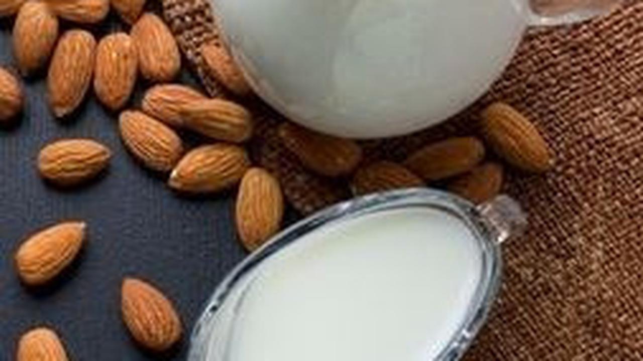 3. Smoothies Kacang Almond: Rahasia Tidur Nyenyak dalam Gelas