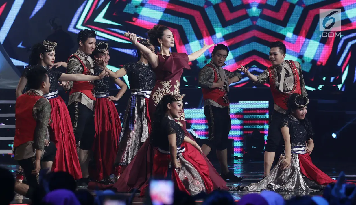 Penyanyi dangdut Zaskia Gotik dan penari latar saat membawakan lagu pada Perayaan HUT ke 27 SCTV di Jiexpo Kemayoran, Jakarta, Kamis (24/8). Zaskia Gotik berkolaborasi dengan Via Vallen yang diiringi dengan musik EDM. (Liputan6.com/Herman Zakharia)