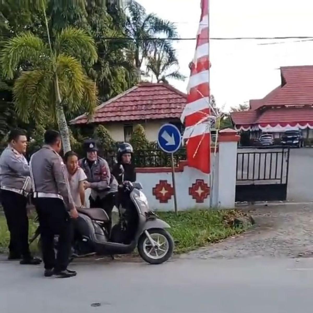 Aksi Heroik Polwan dan Satlantas Bantu Ibu Hamil yang Akan Melahirkan di Sambas, Viral