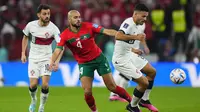 Pemain Timnas Portugal, Goncalo Ramos (kanan) menguasai bola dibayangi pemain Timnas Maroko, Sofyan Amrabat dalam laga babak perempatfinal Piala Dunia 2022 di Al Thumama Stadium, Doha, Qatar, Sabtu (10/12/2022) malam WIB. (AP/Petr David Josek)