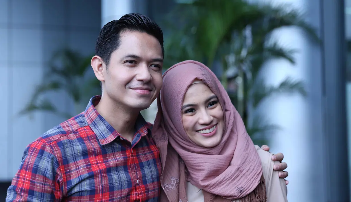 Pasangan Dude Harlino dan Alyssa Soebandono selalu tampil romantis disetiap kesempatan. Romantisnya pasangan yang telah memiliki seorang anak ini membuat banyak yang iri. (Nurwahyunan/Bintang.com)