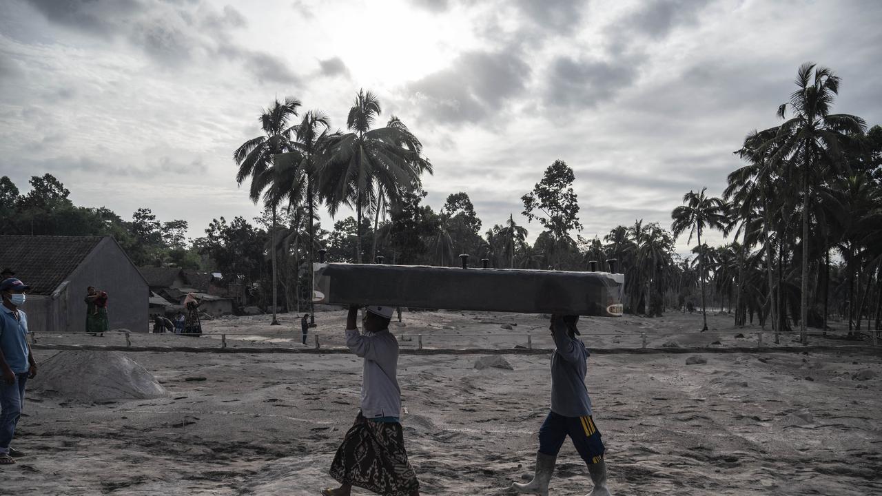 Saat Warga Selamatkan Benda Tersisa dari Amukan Erupsi Gunung Semeru