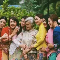 Kakak perempuan, ibu, sampai nenek Nong Poy berseragam kebaya model encim di upacara pernikahan. [@poydtreechada]