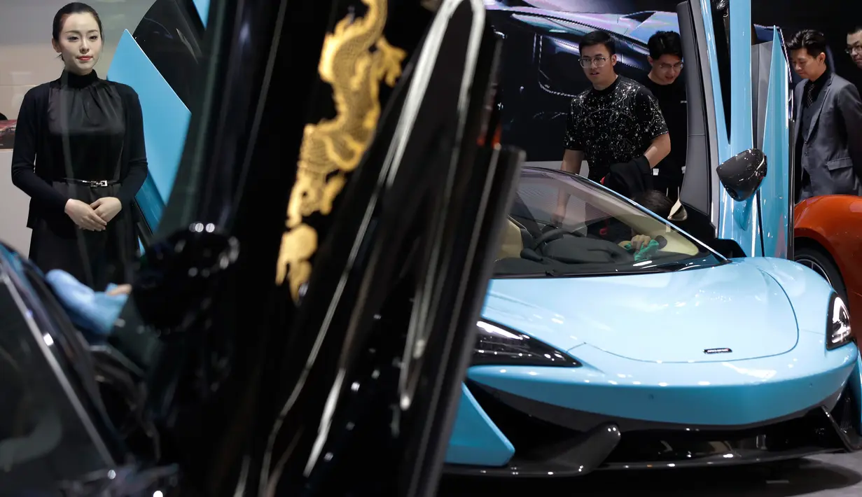 Tampilan mobil McLaren yang dipamerkan dalam Auto China 2018 di Beijing (26/4). Pameran mobil dan teknologi ini digelar mulai 25 April sampai 4 Mei di Beijing, China. (AP Photo / Andy Wong)