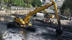 Para pekerja saat mengeruk lumpur yang mengendap di Kali Besar, Kota Tua, Jakarta, Kamis (29/9). Pengerukan dilakukan untuk mencegah pendangkalan yang menjadi salah satu penyebab banjir di Ibu Kota. (Liputan6.com/Immanuel Antonius)