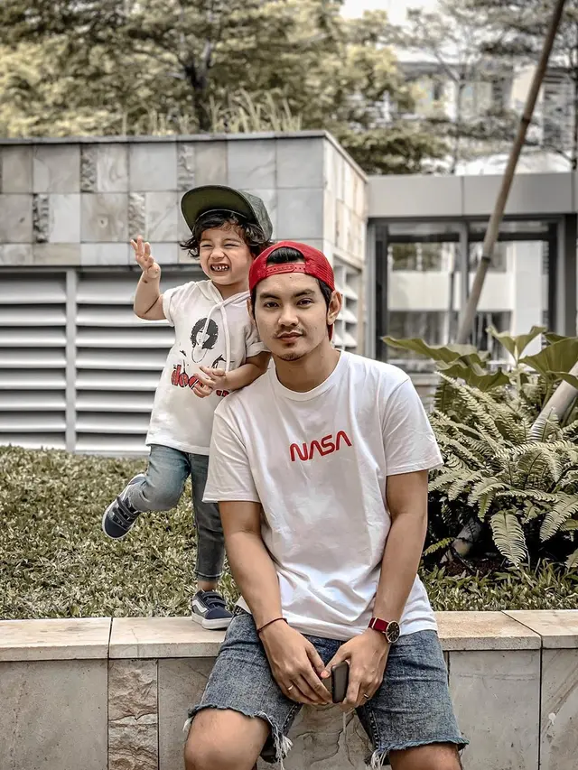 6 Beda Gaya Stefan William dan Aditya Suryo saat Momong Anak, Ayah Idaman