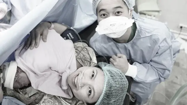 6 Potret Greysia Polii Melahirkan Anak Pertama, Tersenyum Bahagia