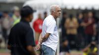 Pelatih Persib Bandung, Mario Gomez, mengamati anak asuhnya saat melawan Sriwijaya FC pada laga Grup A Piala Presiden di Stadion GBLA, Bandung, Selasa (16/1/2018). Persib menang 1-0 atas Sriwijaya FC. (Bola.com/M Iqbal Ichsan)