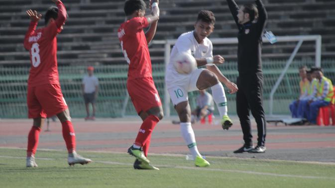 Aksi gelandang timnas Indonesia U-22, Osvaldo Hayy pada laga pertama piala AFF U-22 yang berlangsung di Stadion Nasional, Phom Penh, Kamboja, (Senin/18/2). Timnas Indonesia bermain imbang 1-1 kontra Myanmar. (Bola.com/Zulfirdaus Harahap)