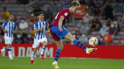 Gelandang Barcelona, Frenkie de Jong mengontrol bola saat bertanding melawan Real Sociedad pada pertandingan La Liga Spanyol di stadion Camp Nou di Barcelona, Spanyol, Senin (16/8/2021). Barcelona menang atas Sociedad 4-2.  (AP Photo/Joan Monfort)