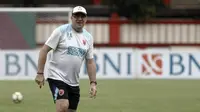 Pelatih PSM Makassar, Rene Alberts, mengamati para pemainnya saat latihan di Stadion PTIK, Jakarta, Minggu (2/12). Latihan ini persiapan jelang laga Liga 1 melawan Bhayangkara FC. (Bola.com/Yoppy Renato)