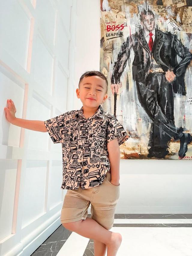 5 Potret Rayyanza Berpose Tirukan Gaya Ikonik Raffi Ahmad, Tingkahnya Super Menggemaskan. (credit: instagram.com/raffinagita1717)