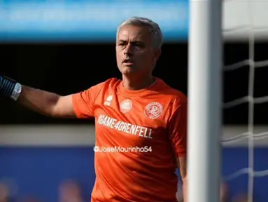 Pelatih MU, Jose Mourinho memberikan intruksi kepada rekan-rekanya saat menjadi kiper dalam sebuah pertandingan amal sepak bola untuk mengumpulkan dana bagi korban di Grenfell Tower di stadion Loftus Road QPR di London, (2/8). (Instagram/josemourinho54)