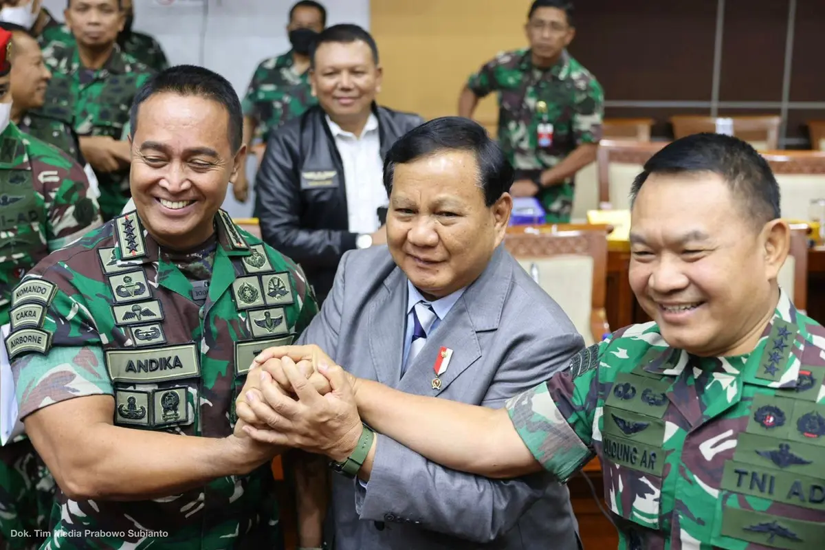 Momen Panglima TNI dan KSAD bersalaman bersama dengan Menteir Pertahanan Prabowo Subianto usai rapat di Komisi I DPR. (Dok: Tim Dokumentasi Kemhan)