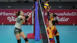 Pemain Bandung BJB Tandamata, Shella Bernadetha Onan (kiri) melakukan spike saat laga lanjutan Proliga 2022 melawan Jakarta Elektrik PLN di Padepokan Voli Jenderal Polisi Kunarto, Sentul, Jumat (21/01/2022). (Bola.com/Bagaskara Lazuardi)