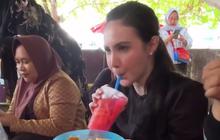 7 Momen Arumi Bachsin Antre Sambil Jongkok saat Beli Rujak Madura Viral di Pasar Kapasan Surabaya