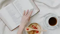 Ilustrasi membaca buku, kumpulan puisi. (Foto oleh Tara Winstead: https://www.pexels.com/id-id/foto/makanan-kopi-cangkir-tangan-8383463/)