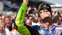 Selebrasi pembalap Movistar Yamaha, Valentino Rossi usai finis ketiga MotoGP Prancis 2018 di Sirkuit Le Mans. (JEAN-FRANCOIS MONIER / AFP)