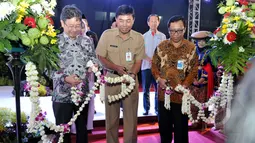 Kepala BAPEDA Kabupaten Kudus, Sujatmiko MPd (tengah) didampingi Iwan Abdi selaku CEO BNI Kantor Wilayah Semarang (kanan) saat peresmian Sekolah Fashion SMK NU Banat, Kudus, Jawa Tengah, Rabu (11/3/2015). (Liputan6.com/Panji Diksana)