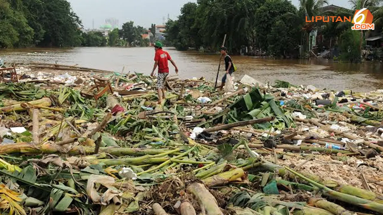 foto-sampah-ciliwung-3-140123b.jpg