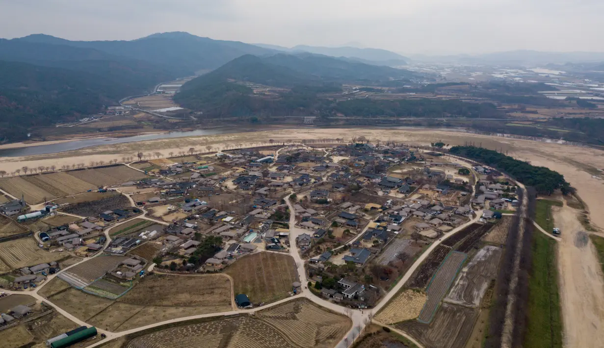 Pandangan umum dari Kampung Rakyat Hahoe di Andong, Korea Selatan, 19 November 2018. Desa ini juga menyuguhkan pemandangan dengan rumah-rumah megah yang telah berusia berabad-abad sehingga terasa berada di zaman lain. (Ed JONES/AFP)