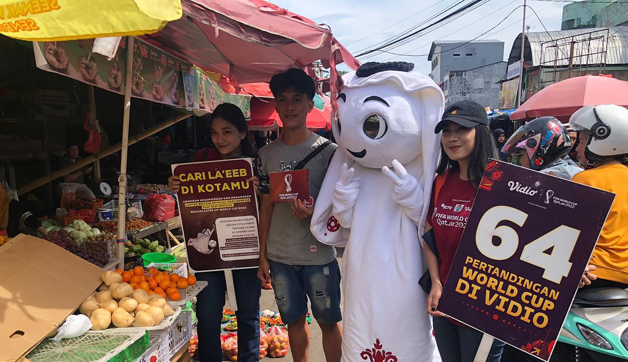 La'eeb Sang Maskot Piala Dunia 2022 Qatar terus menghadirkan keseruan dalam kunjungannya ke beberapa kota besar di Indonesia. Pada hari kedua kunjungannya di Makassar, Sabtu (5/11/2022) La'eeb seharian menyapa warga Makassar di beberapa lokasi untuk menggaungkan penyelenggaraan Piala Dunia 2022 yang sekitar dua minggu lagi akan dimulai. Berikut momen-momen keseruan tersebut. (Procomm Surya Citra Media)