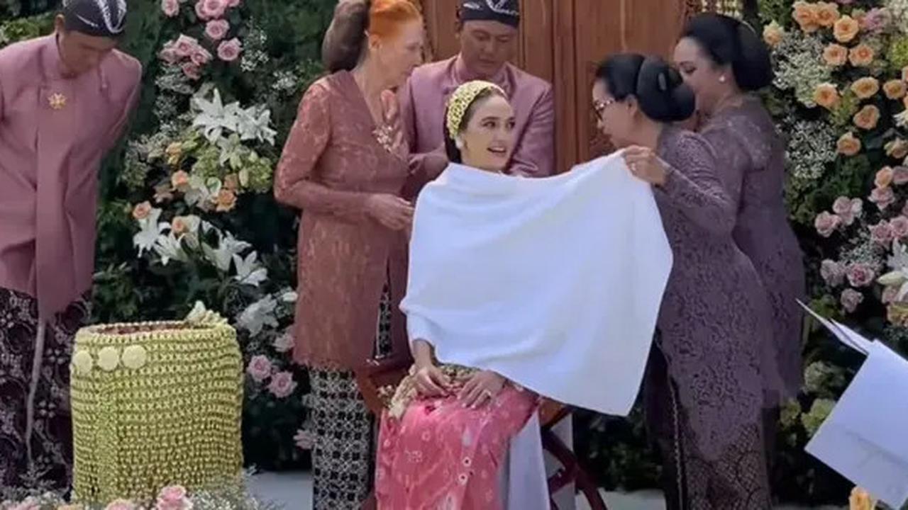 Pesona Cantik Anggun Luna Maya Pakai Kebaya Brokat Putih dan Ronce Melati di Momen Sungkeman hingga Siraman, Penuh Haru dan Bahagia