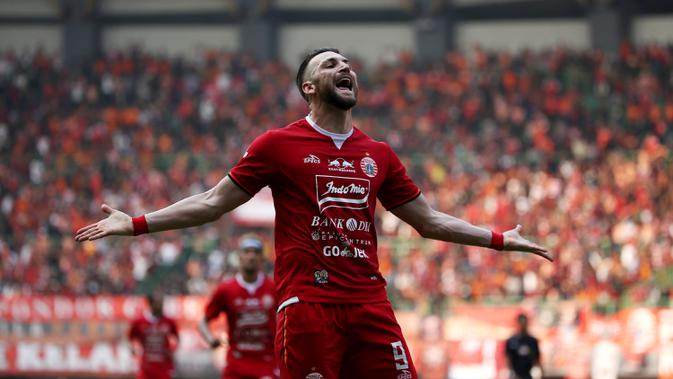 Striker Persija Jakarta, Marko Simic, melakukan selebrasi usai membobol gawang PSS Sleman pada laga Liga 1 2019 di Stadion Patrioti, Rabu (3/7). (Bola.com/Yoppy Renato)